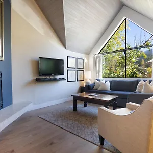 Powder's Edge By Latour And Apartment Whistler
