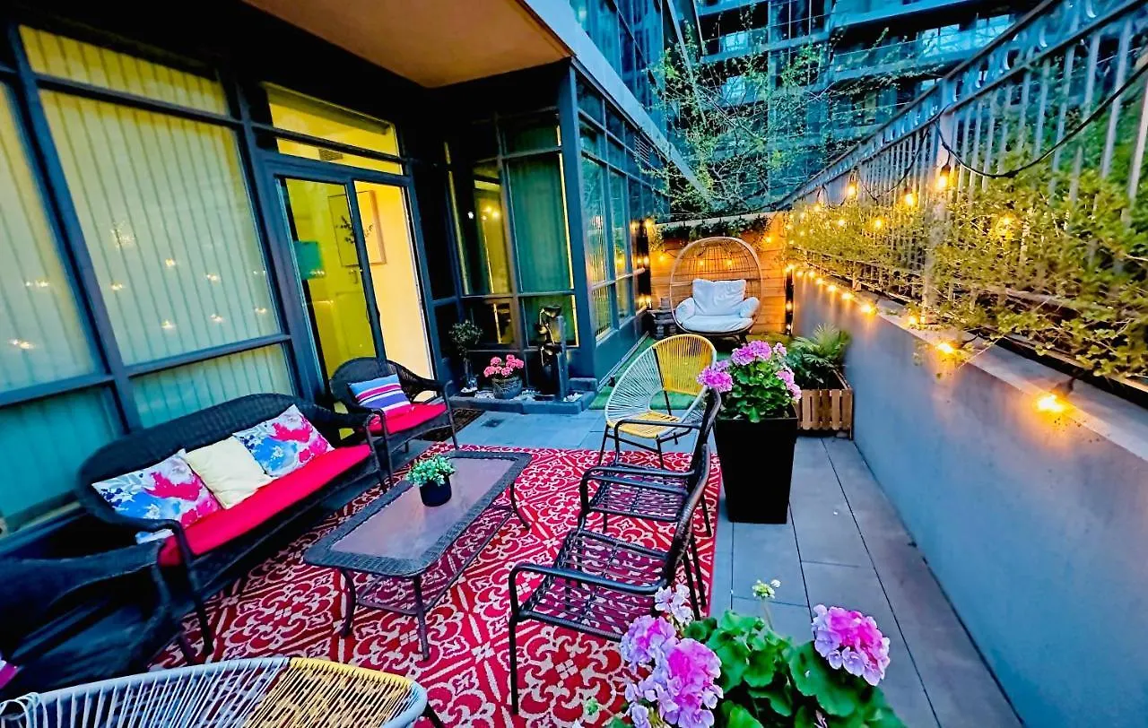Luxury Suite With Private Patio In Downtown טורונטו דירה