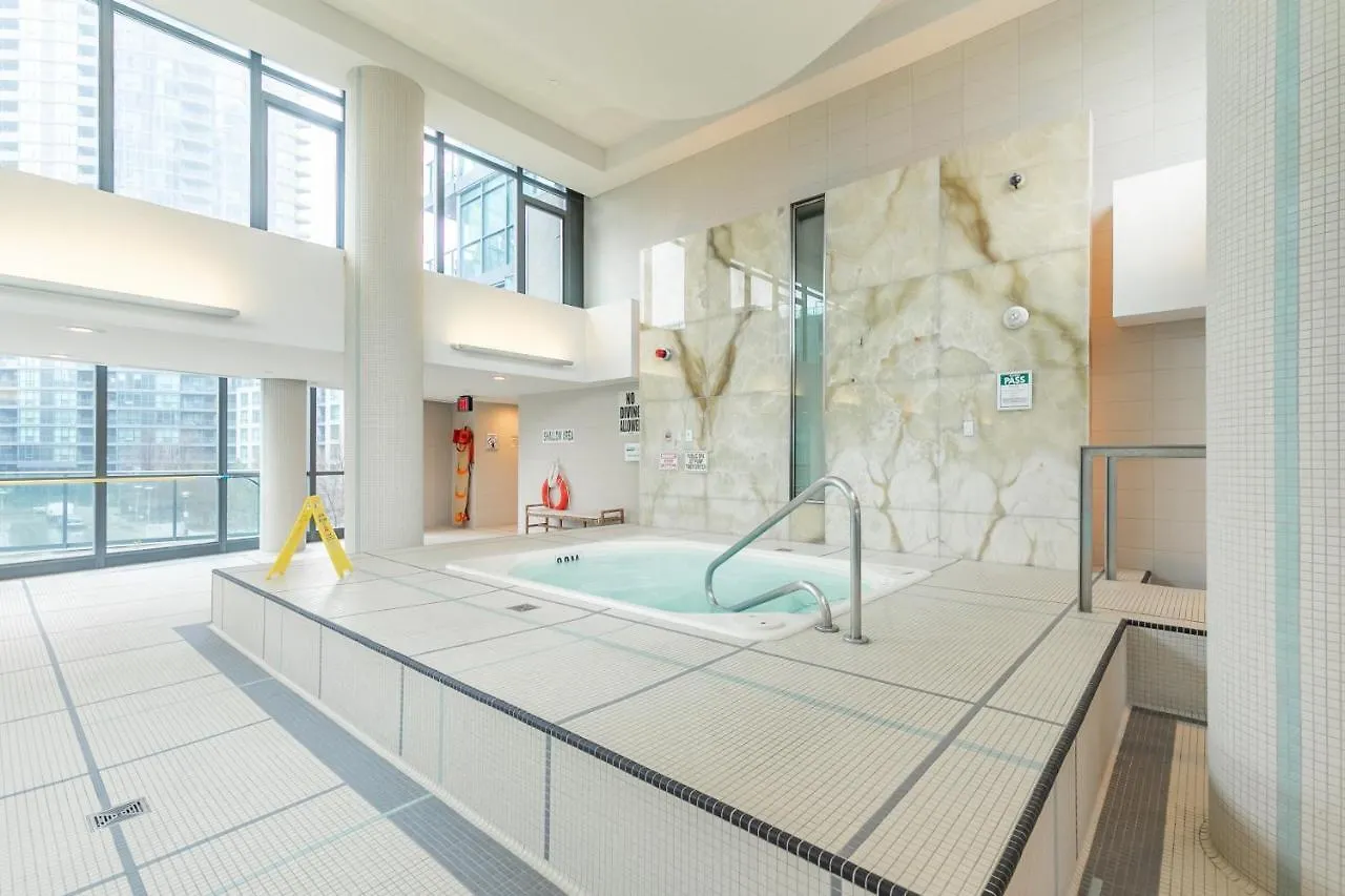 Luxury Suite With Private Patio In Downtown טורונטו